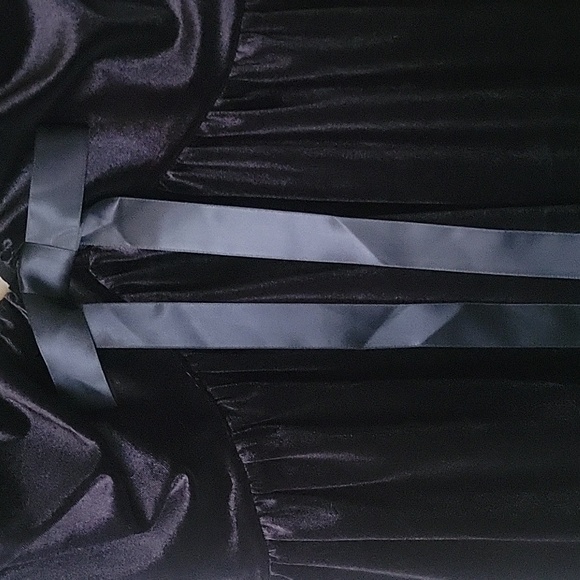 Elegant Black  Dress - Picture 2 of 5